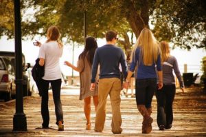 Groupe de jeunes qui marchent